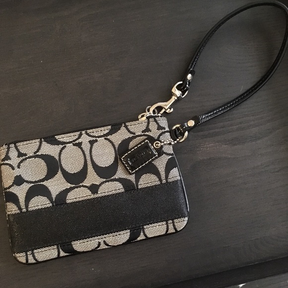🎁Coach Wristlet - Great Gift Idea 🎁 - Picture 2 of 8
